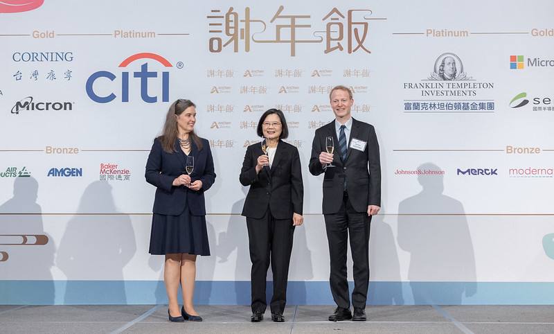 President Tsai, AmCham Chairperson Dan Silver, and AIT Taipei Office Director Sandra Oudkirk raise their glasses in recognition of the strong Taiwan-US friendship.