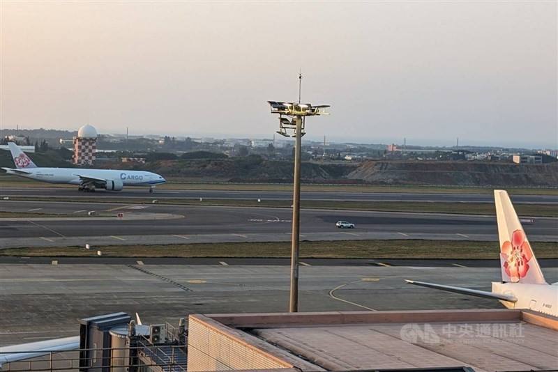 A China Airlines Boeing 777F cargo jet is on a runway of Taiwan Taoyuan International Airport. CNA photo