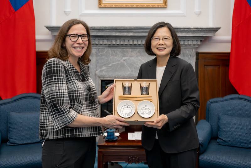 President Tsai Ing-wen presents American Institute in Taiwan Chairperson Laura Rosenberger with a gift.