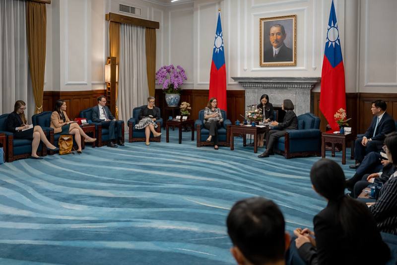President Tsai exchanges views with American Institute in Taiwan Chairperson Laura Rosenberger.