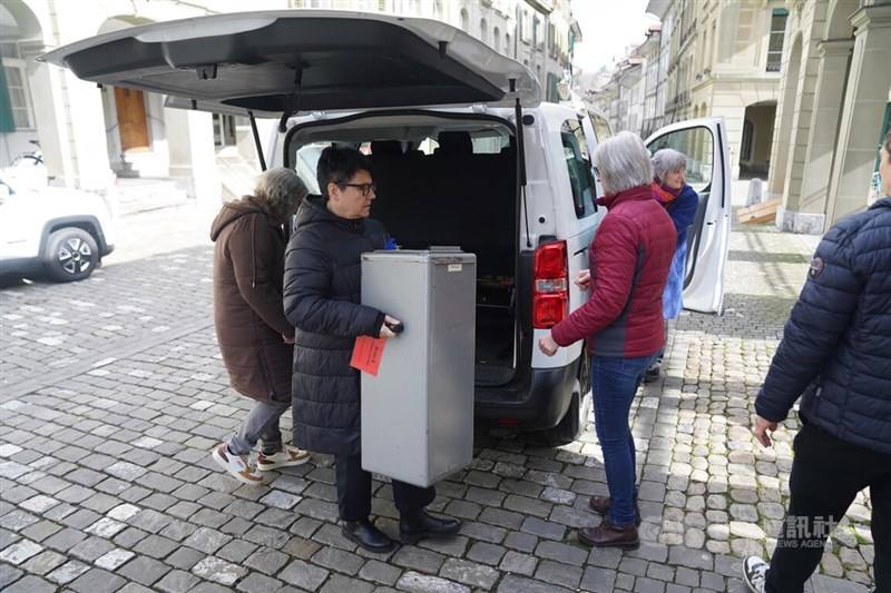Election workers bring the ballot boxes to the Bern mayor's office for counting on March 3, 2024. Photo: CNA