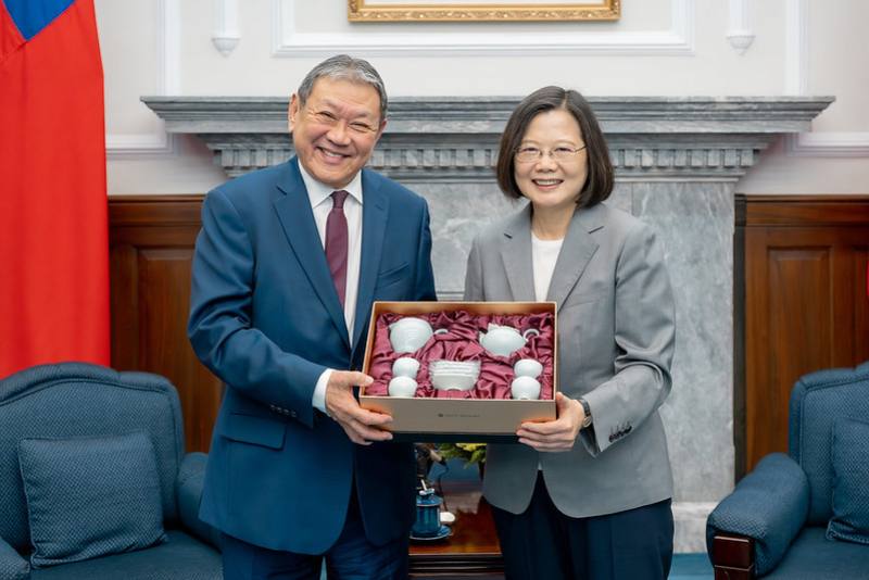 President Tsai presents House of Lords Member Lord Leong with a gift.
