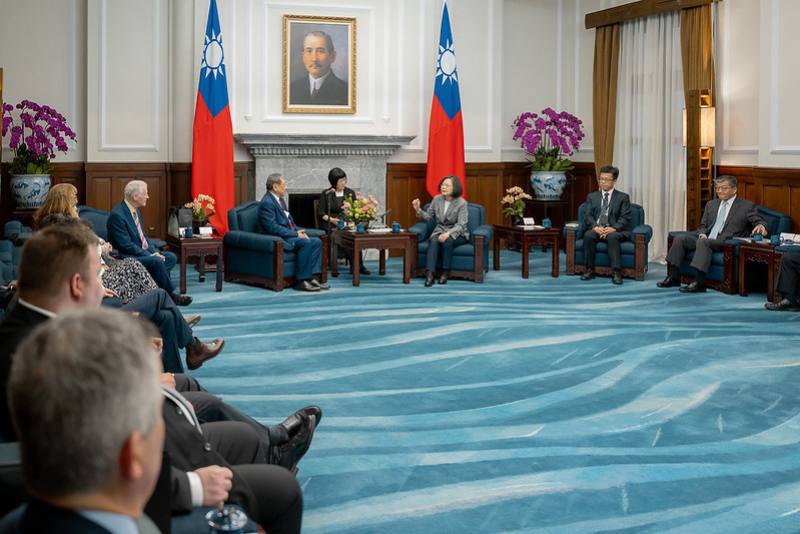 President Tsai exchanges views with parliamentarians from the UK's Labour Party.