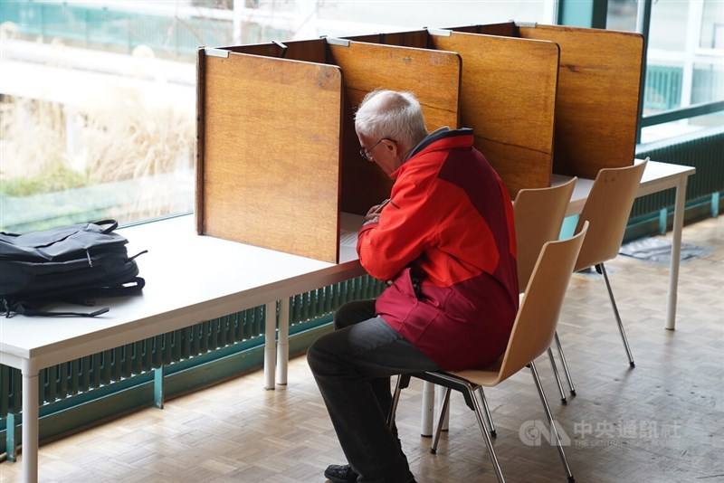A voter marks the ballot at a polling station in Bern on March 3, 2024. Photo: CNA
