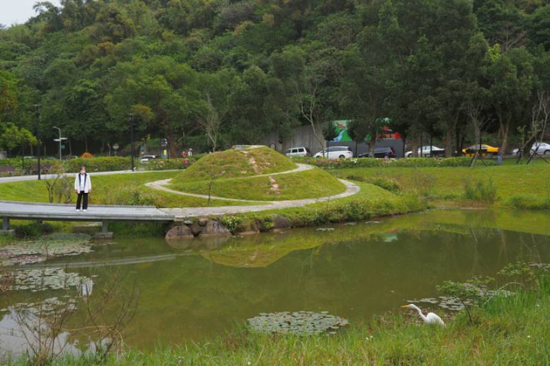 Yongchunpi Wetland Park marks a return to the pond wetland of the past. Its design incorporates flood resilience features for disaster reduction.