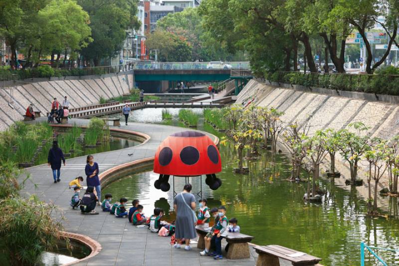 In densely populated urban areas, environmental management of waterways can provide better opportunities for residents to access the riverside for various activities.