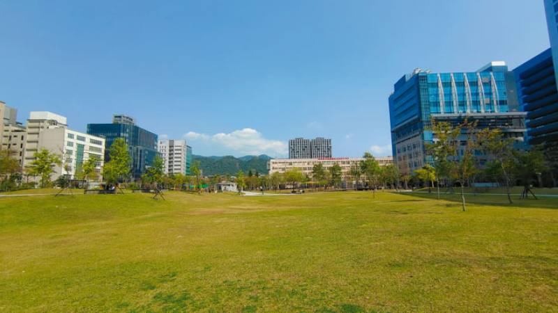 Dagangqian Park, where the former expanse of concrete has been turned into a green urban space, has large flood detention basins below its surface, putting the concept of resilience into practice.
