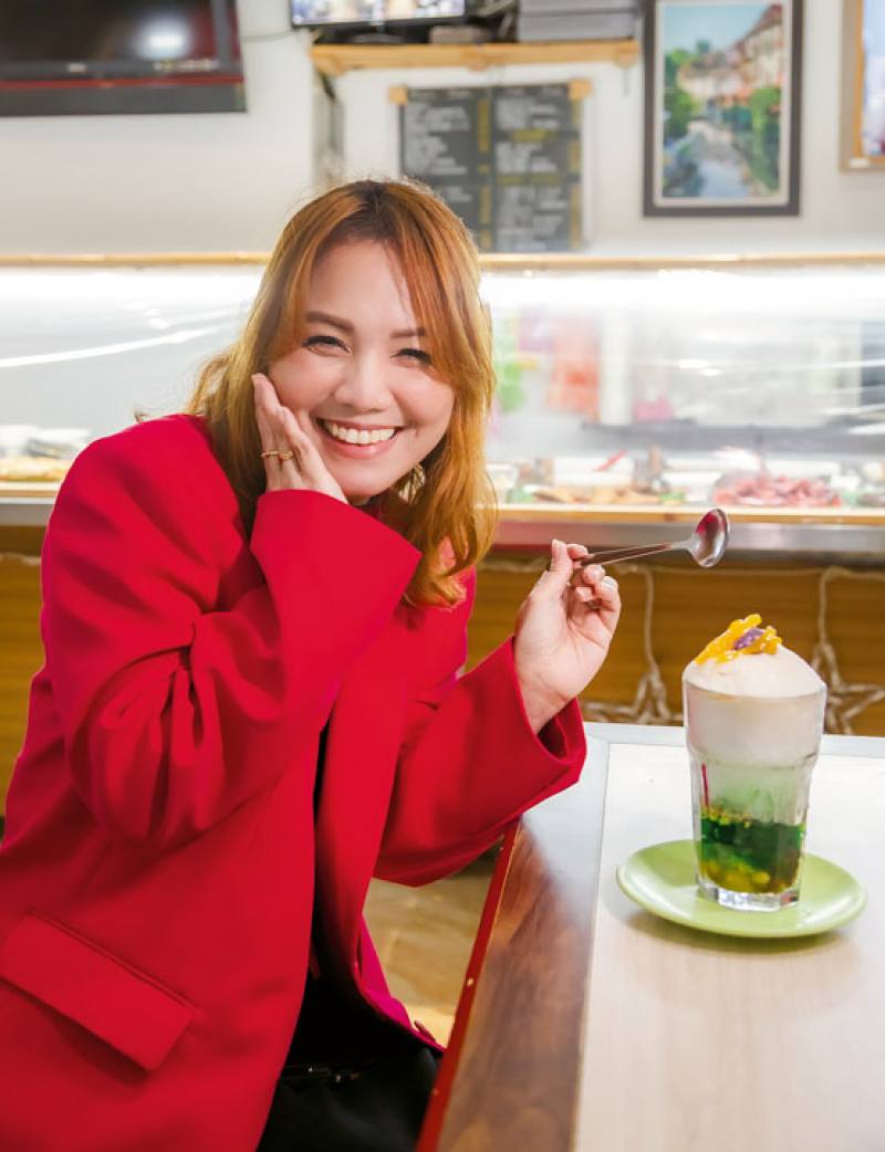Gen Huang has been in Taiwan for 16 years and is very active in the local Filipino community. The shaved ice treat “halo-halo” that Huang is shown here enjoying in a Filipino restaurant is one of the best known sweet treats of the Philippines.