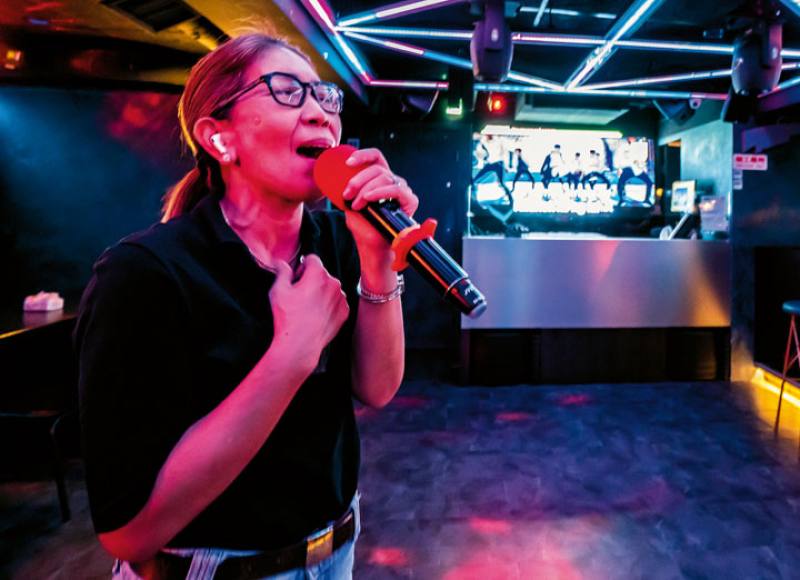 When Filipinos gather together, they love to sing. Besides the karaoke machines installed in small eateries, Maya, the Filipina owner of the fashionable Maya Bistro beside Shuangcheng Park, has installed high-quality karaoke equipment offering songs in Ch