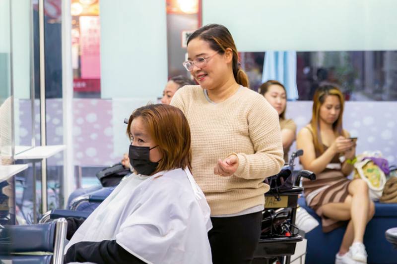 In this beauty parlor in the King Wan Wan Shop Mall, both customers and owner are Filipino.