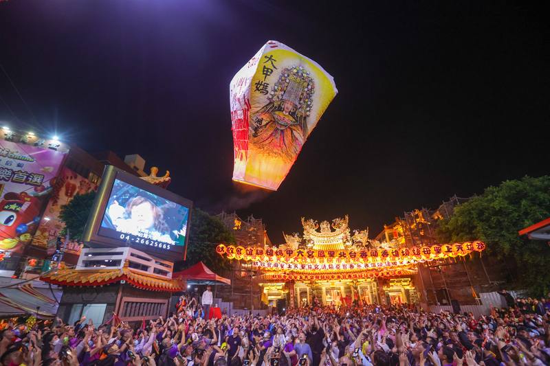 A sky lantern with the image of Taiwan's "queen of deities" Mazu takes off from Taichung's Dajia Jenn Lann Temple. The annual pilgrimage of the goddess from the specific temple officially began at 7 p.m. on Friday and is set to continue until April 14. CN