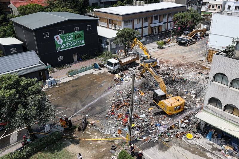 Excavators finish cleaning efforts after a tilted building was brought down following the April 3 temblor. CNA photo April 4, 2024