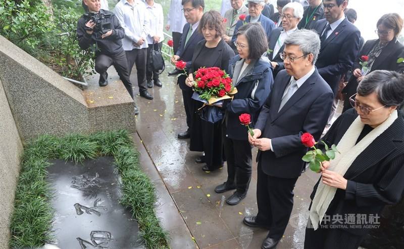 Secretary-General to the President Lin Chia-lung (front row, from left), Nylon Cheng's daughter Cheng Chu-mei, President Tsai Ing-wen, Premier Chen Chien-jen and Nylon Cheng's widow Yeh Chu-lan pay respect to Nylon Cheng in New Taipei on Sunday. CNA photo