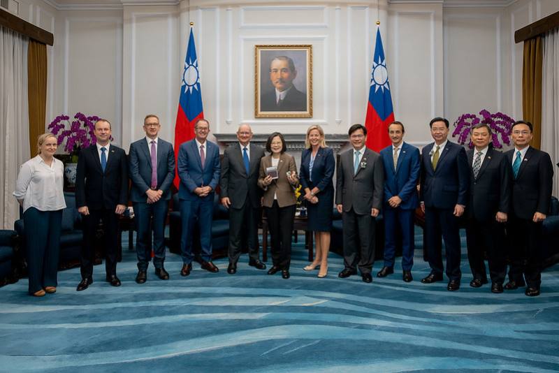 President Tsai poses for a group photo with a cross-party parliamentary delegation from Australia.