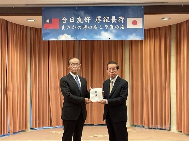 Japan-Taiwan Exchange Association President Tanizaki Yasuaki hands a list of donors that collectively pledged US$1 million to Frank Hsieh, Taiwan's representative to Japan, in Tokyo Wednesday.CNA photo April 10, 2024