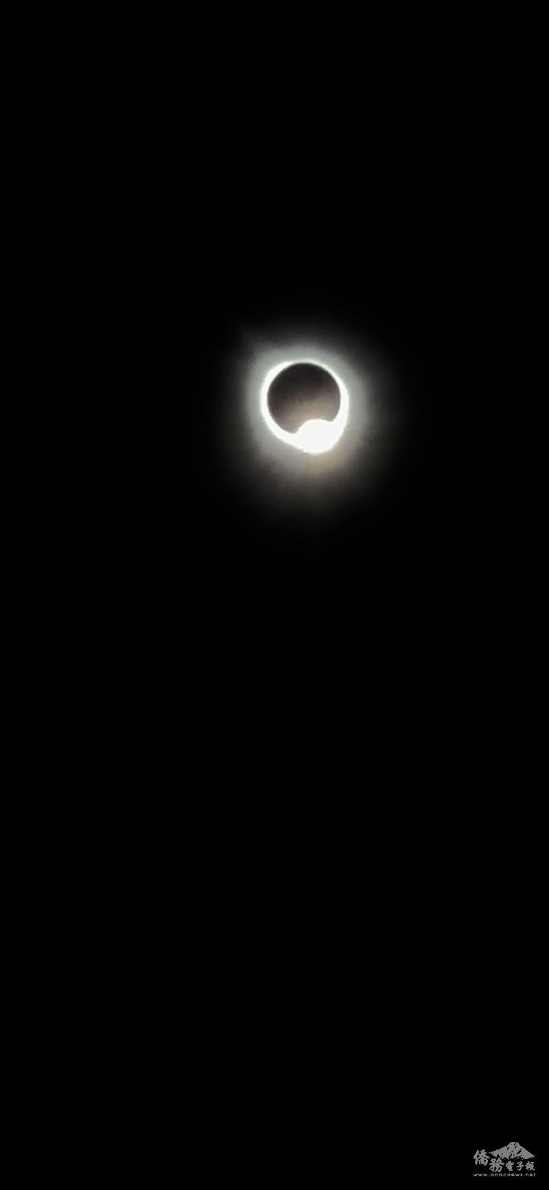 The enchanting moment: the diamond ring effect. This phenomenon happens as the last glimpse of the Sun vanishes before totality, and again when the Sun re-appears after the eclipse.