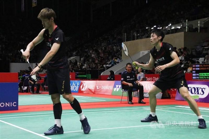 Taiwanese badminton players Lee Jhe-huei (left) and Yang Po-hsuan. CNA photo
