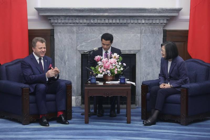 President Tsai exchanges views with former Vice-Minister of Foreign Affairs Mantas Adomėnas of the Republic of Lithuania.