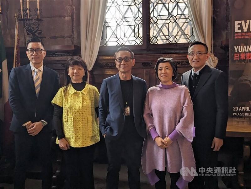 From left to right: Taipei Fine Arts Museum Director Wang Chun-chieh (王俊傑), Deputy Minister of Culture Lee Ching-hwi (李靜慧) Video artist Yuan Goang-ming (袁廣鳴) exhibition planner Abby Chen (陳暢) and Taiwan representative to Italy Y. C. Tsai (蔡允中) pose togeth