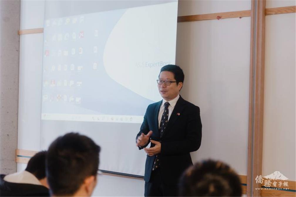 Director Paul Lan encouraged young entrepreneurs to connect with local society and promote Taiwanese culture.