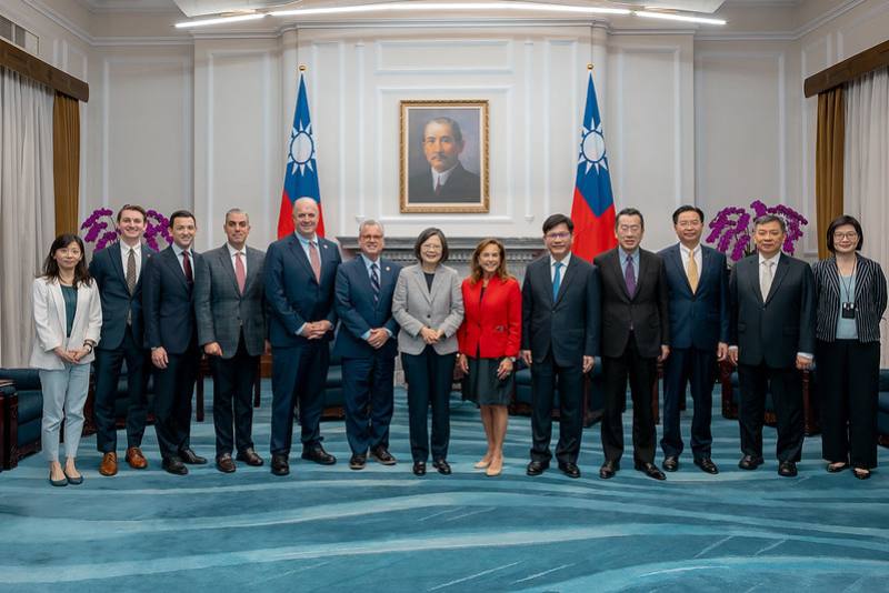 President Tsai poses for a group photo with a US bipartisan congressional delegation led by Representative Lisa McClain, secretary of the House Republican Conference.