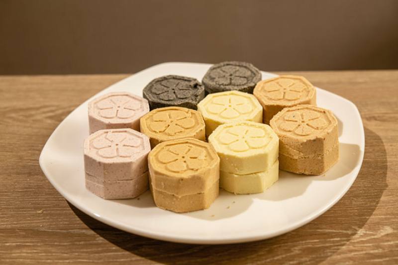 Gaozai cakes can be used in religious rituals and are also filling—they are a snack as well as an offering. The photo shows Len Jen Bakery’s leading product, octagonal gao.