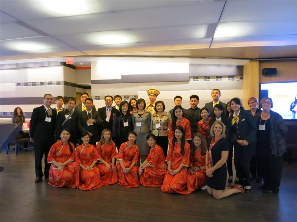 1051116高雄餐旅大學交換學生於多倫多市漢堡學院舉辦臺灣文化節活動(一)