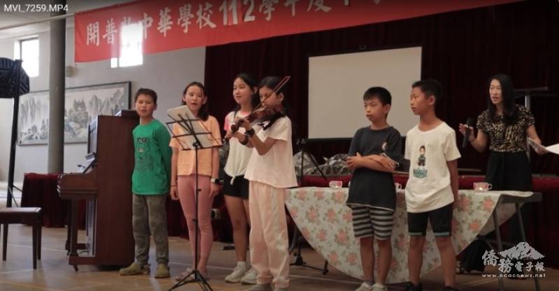 夏文琦(中)小提琴伴奏，三年級同學合唱茉莉花