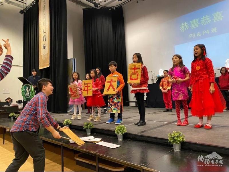 中文學校學生穿著旗袍表演詩歌朗誦，獻上新年祝福 (英國慈濟聯絡處提供)