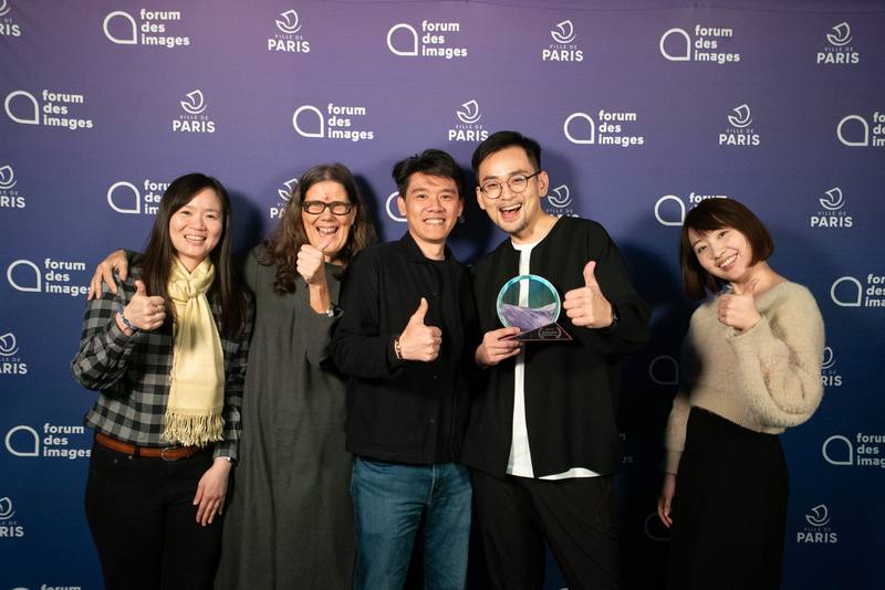周東彥XR作品「穿越霧中」奪下第7屆「新影像藝術節（NewImages Festival）」的最大獎，導演周東彥（左2）與互動設計總監陳俊儒（左3）開心合影。