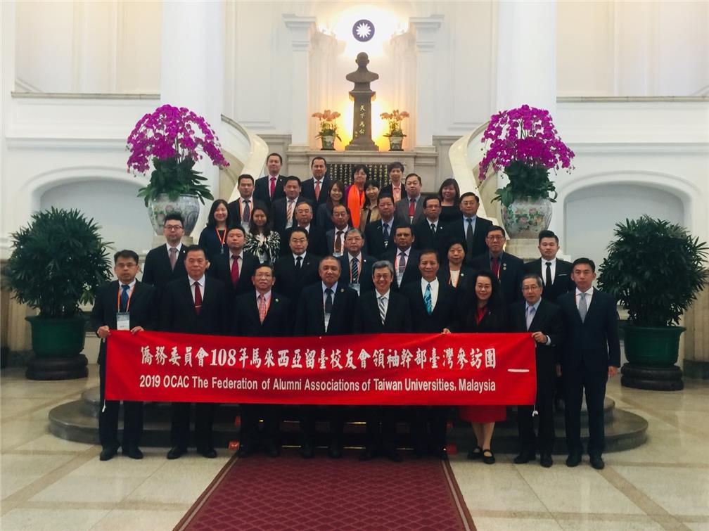 Vice President Chen Chien-jen posed for a group photo with all members of the delegation at the Office of the President.