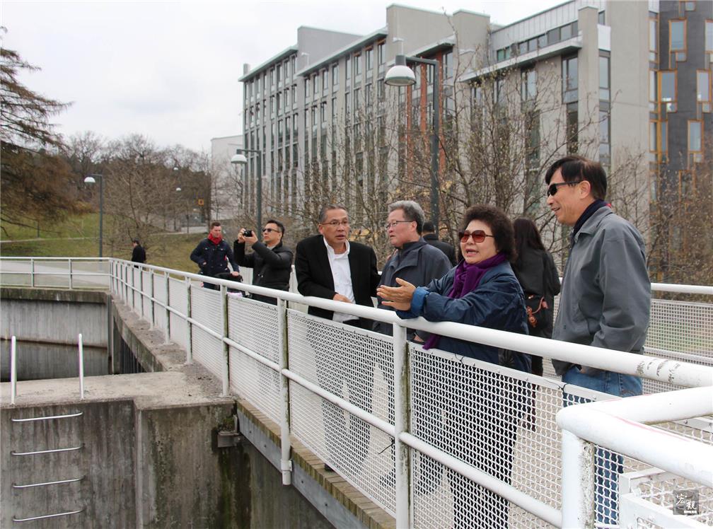 高雄市長陳菊率團造訪瑞典斯德哥爾摩近郊的哈瑪比港灣生態城，考察原為高污染的舊工業城區如何成功轉型為新低碳生態城。（高雄市政府提供）