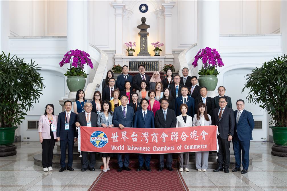 總統接見世界臺灣商會聯合總會第32屆回國訪問團。