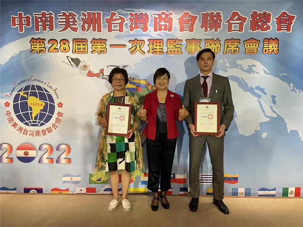 第28屆總會長陳淑芬(左)及監事長林佑銘(右)獲頒賀狀。