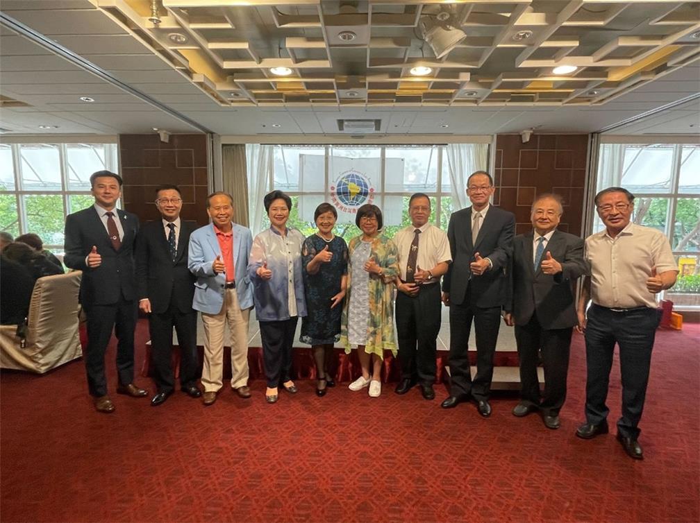 中南美洲臺灣商會聯合總會名譽總會長陳淑芬（右5）、名譽監事長林佑銘（左1）與主桌嘉賓合影留念。