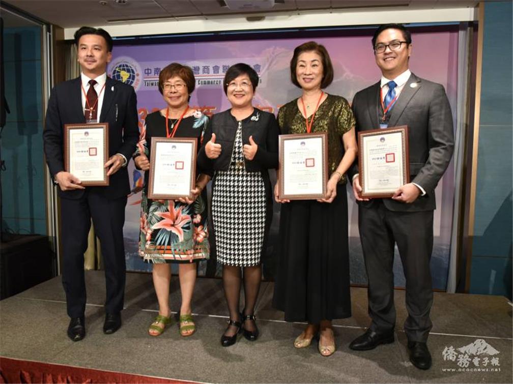 徐佳青委員長頒發感謝狀及賀狀，左起滿任監事長林佑銘、滿任總會長陳淑芬、徐佳青委員長、新任總會長林幸昭、新任監事長李峻華。