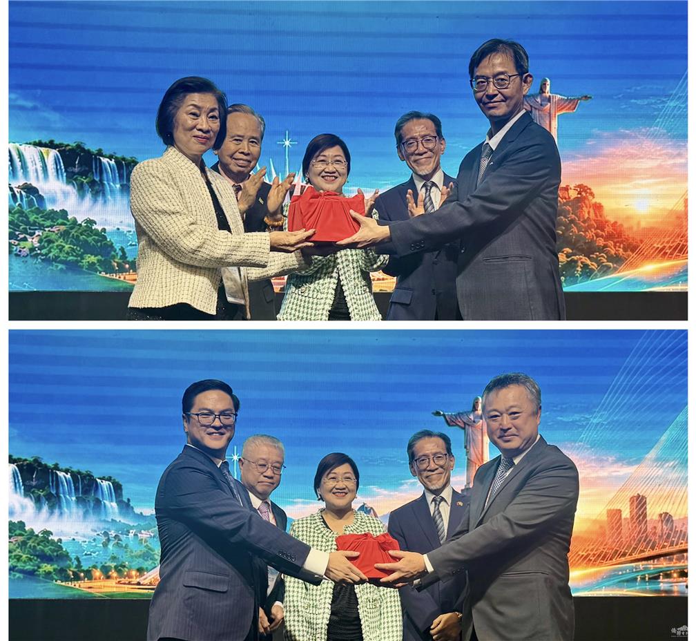 （上圖）徐佳青委員長（中）見證、滿任總會長林幸昭（前排左）把印信交給新任總會長梁原精（前排右），（下圖）滿任監事長李峻華（前排左）交給新任監事長李稚崧（前排右）