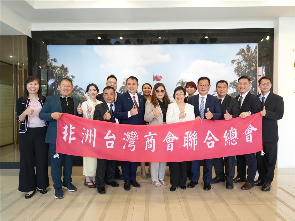 非洲臺灣商會聯合總會第33屆回國訪問團合影。
