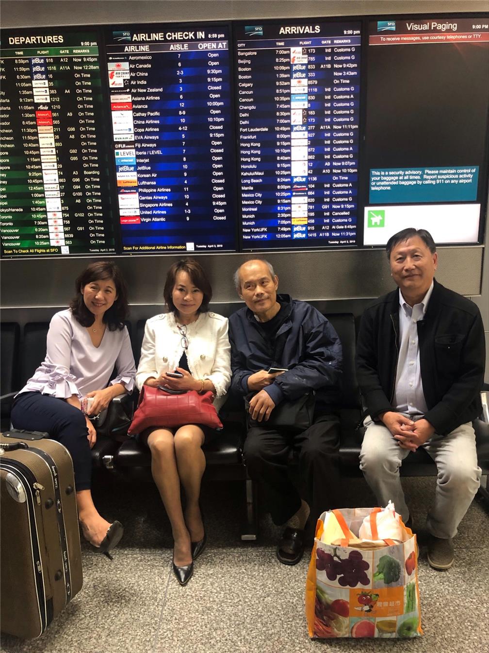 馬蒨君會長(左二)、王婉君副會長(左一)、汪昌泰財務長(右一)與李先生於機場合影