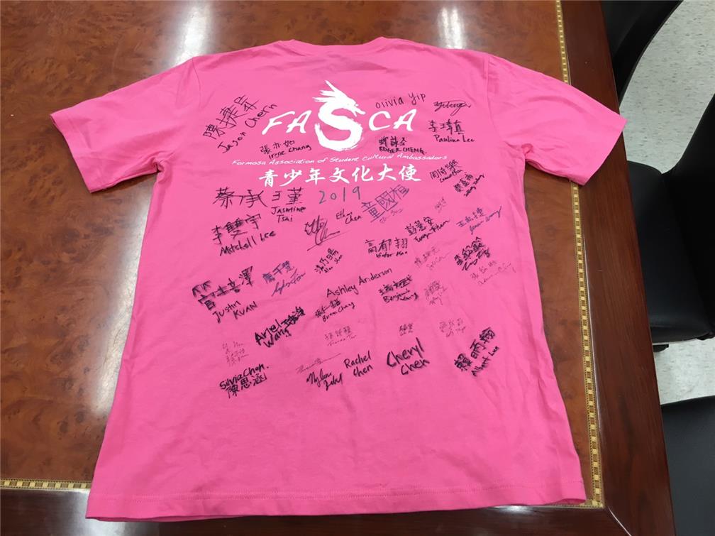 108年海外青年志工(FASCA)返臺培訓團 全體學員簽名T恤。