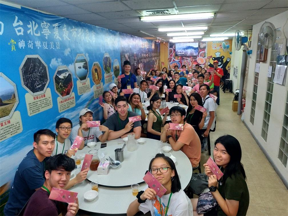 108年海外青年志工(FASCA)返臺培訓團  全體學員體驗臺灣夜市美食。