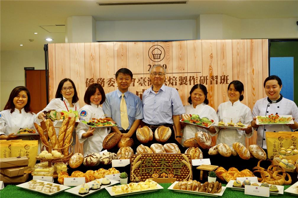 Trainees of the 2019 OCAC Taiwan Baking Workshop showing off the results of their training.