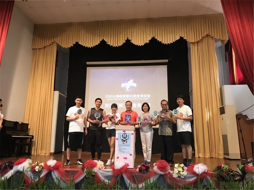 Taipei Economic and Trade Office Representative John Chen (middle), Principal of Jakarta Taipei School Chen Kuo-liang (2nd from right), ITCC-JC Chairman Taffy Chang (3rd from left) and other guests jointly supported the program to collect books for new immigrant children in Taiwan.
