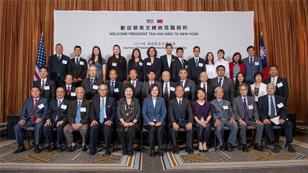 The FASCA members in New York took a group photo with President Tsai (middle in front row).