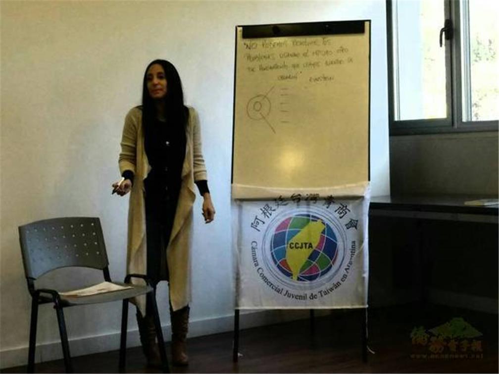 Lecturer Vilma Silvana Piñeyro explaining coach-type leadership