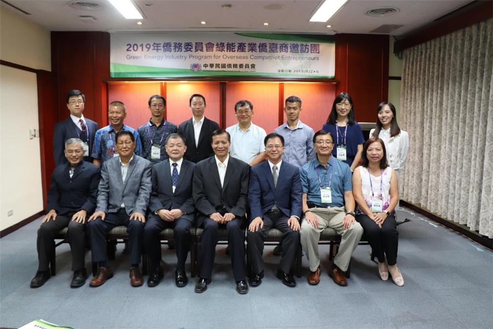 OCAC Deputy Minister Kao Chien-chih and OCAC Department of Business Affairs Department Director Wong Shu-hwa with participants at the opening ceremony