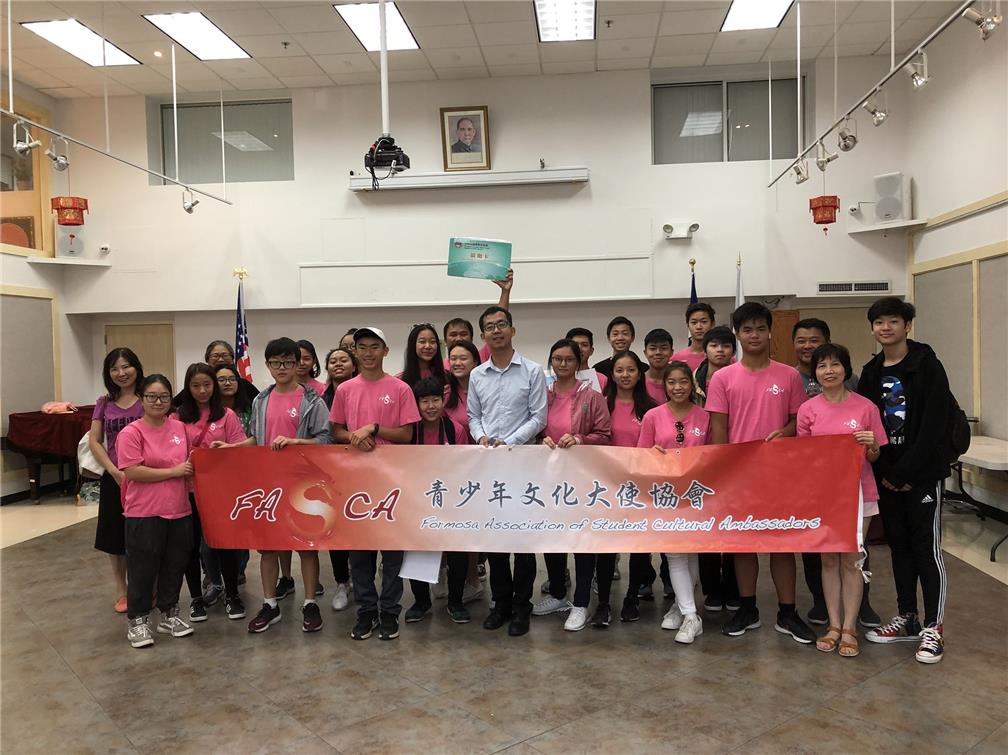 The FASCA members in New York and New Jersey took a group photo with Deputy Director Waiting Lin of TECO-New York Culture Center (middle in front row).