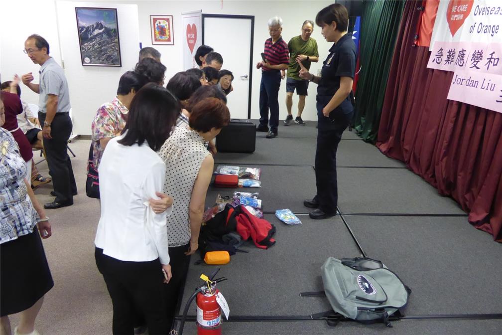 當天僑民出席講座踴躍，蘇玲雍警佐向僑民說明如何準備緊急避難包。