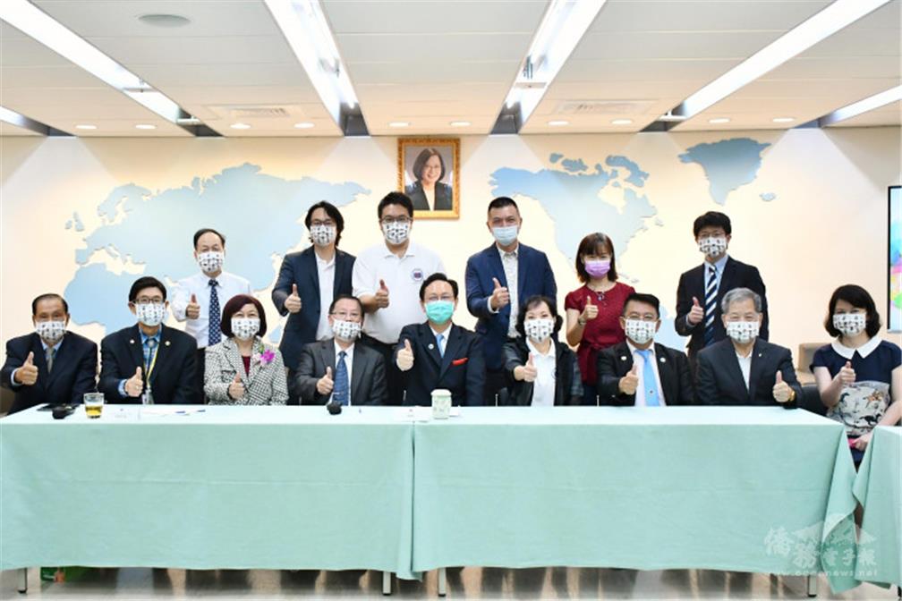 2021年10月12日世界華商經貿聯合總會總會長林基成一行拜會僑務委員會