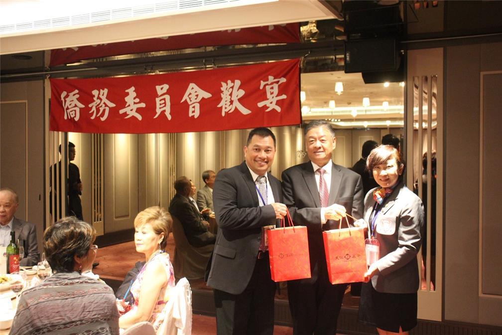 呂元榮副委員長於惜別午宴頒贈最佳服務獎予團長黃柏誠及副團長陳玉恒